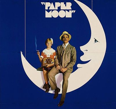 Filmposter (Ausschnitt); eine stilisierte Modnsicher hängt an zwei Fäden, auf der Nondsicher sitzen ein Mädchen mit kurzen Haaren eine Zigarette rauchend, daneben ein Mann in einem 30er Jahre Anzug.