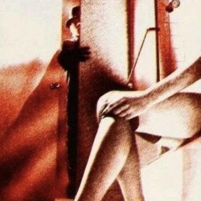 Im Vordergrund sehen wir die Beine einer Frau, die auf dem Rand einer Badewanne sitzend sich gerade Strümpfe anzieht, im Hintergrund einen dunkel gekleideten Mann, der durch einen Spalt in der Tür greift.