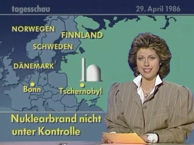 Tagesschau vom 29.4.1986. Im Vordergrund eine Nachrichtensprecherin die vom Blatt abliest, dahinter eine Karte von Europa, Osteuropa und der Sowjetunion. Eingezeichnet sind (v.l.n.r.): Bonn, Dänemark, Norwegen, Schweden, Finnland und Tschernobyl. Über dem Punkt Tschernobyl ist ein stilisiertes Atomkraftwerk dargestellt. Text unter der Karte: Nuklearbrand nicht unter Kontrolle.
