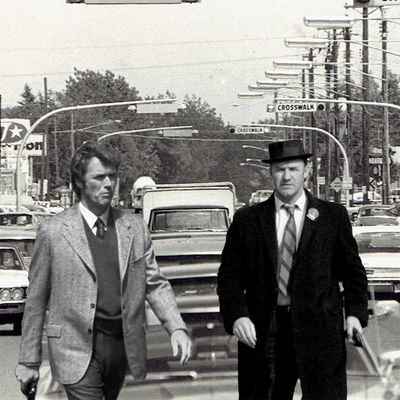 Fotomontage zeigt Harry Callahan und Jimmy Doyle vor einer 70er Jahre Straßenszene, s/w Bild.