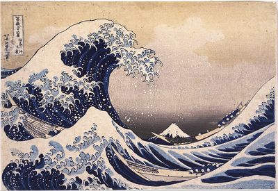 Japanischer Farbholzschnitt „Die große Welle vor Kanagawa“ zeigt im Vordergrund mehrere sehr hohe Meereswellen mit viel Gischt und Blasen, in denen zwei fast nicht zu erkennende Fischer-Ruderboote mit zahlreicher Besatzung zu kentern drohen. Im Hintergrund ist ein Berg mit Schneespitze zu sehen, der Fujijama.