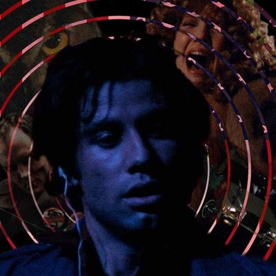 Ein irritiert drei schauender und noch sehr junger John Travolta vor einer aus Ringen zusammengesetzten Collage in der Nancy Allen und eine Eule in Teilen zu sehen sind.