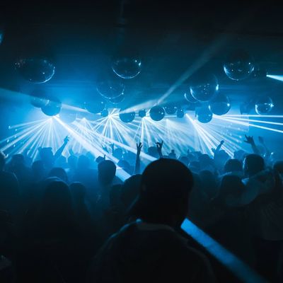Feiern im Nachtclub, Foto von Kajetan Sumila auf Unsplash