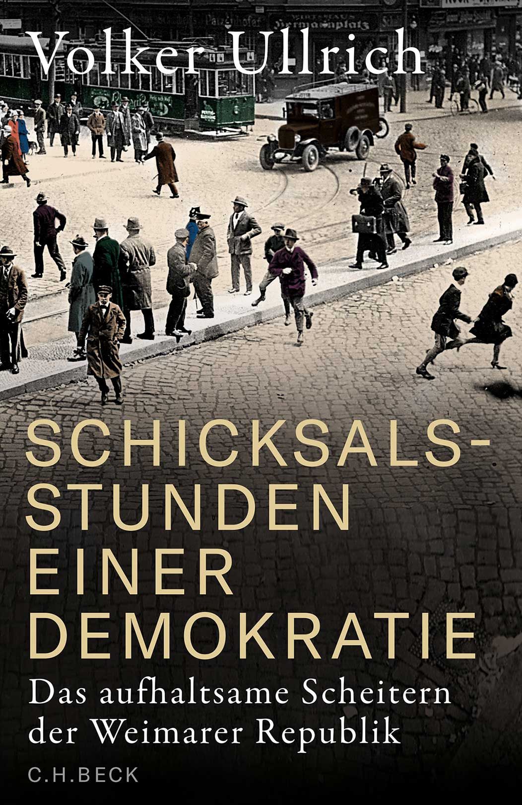 Schicksalsstunden einer Demokratie Cover: coloriertes SW-Foto zeigt eine Straßenszene auf dem Hermanplatz in Berlin(im Hintergrund ist ein entsprechendes Schild kaum zu entziffern) aus den 20ern Jahren. Im Hintergrund ist eine Straßenbahn zu sehen, davor ein kleiner LKW. Überall stehen Menschen herum, die Teilnehmer oder Augenzeugen einer möglicherweise bedrohlichen Situation sind. Einige laufen weg, andere halten schützend die Hände vor das Gesicht. Die Menschen sind sehr unterschiedlich gekleidet: im Vordergrund jemand in Arbeiterkluft, andere eher in bürgerlicher Kleidung, teilweise mit Aktentaschen. Auch ein Mensch in Uniform ist zu sehen.