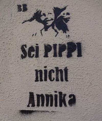Schablonen-Graffiti an einem Gebäude in der Belfortstraße in München: „Sei Pippi, nicht Annika“ (bezieht sich auf Astrid Lindgren: „Pippi Langstrumpf“