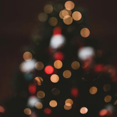 Eine verschwommene Bokeh-Version eines Weihnachtsbaumes.