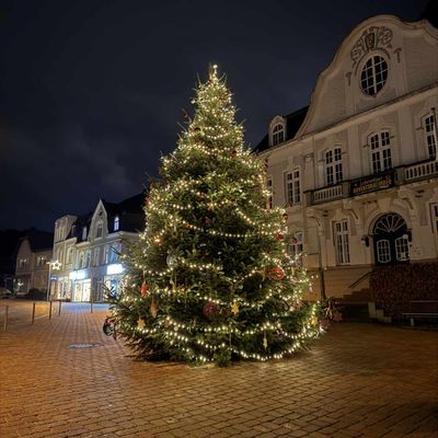Erleuchtete Weihnachtsbaum mit Dekoration vor dem Rathaus in Reinfeld, Schleswig Holstein.