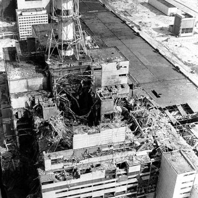 Reaktor 4 des KKW Tschernobyl einige Monate nach der Explosion.