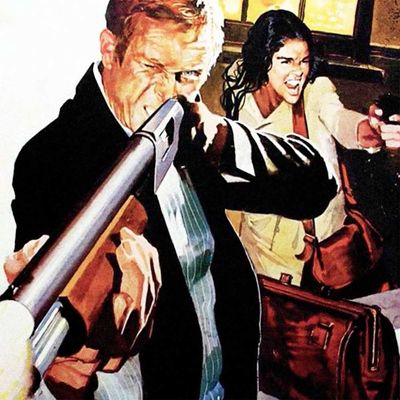 Im Vordergrund zielt ein Mann im dunklen Anzug mit einer Schrotflinte direkt nach vorn; aus dem Lauf kommt ein heller Mündungsblitz, daneben quillt Rauch. Hinter ihm steht eine Frau mit offenem Mund (als würde sie schreien) und streckt eine Pistole nach rechts, ebenfalls mit Mündungsblitz. Insgesamt eine hektische, gewalttätige Action-Situation.