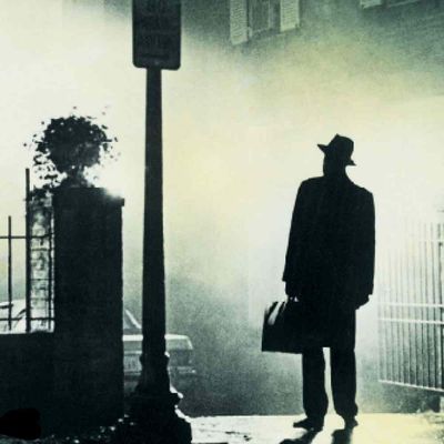 Kinoplakat zur Der Exorzist, zeigt als Schattenriss den Pater vor dem Exorzisten-Haus stehen, ein alter Mann mit einem Koffer in der Hand.