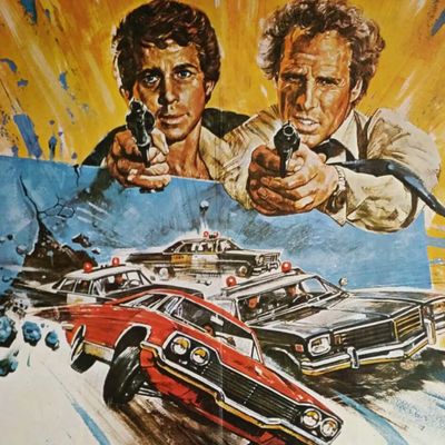 Zwei Männer zielen mit Pistolen nach vorn; darunter eine dynamische Verfolgungsjagd mit mehreren Autos und Polizeiwagen vor gelb-blauem, gemaltem Hintergrund.