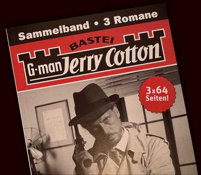 Heftroman Cover: Sammelband - 3 Romane, Bastei, G-man Jerry Cotton, 3x64 Seiten. Auf einem S/W-Foto sehen wir einen Mann in Trenchcoat mit Schlapphut, den er sich gerade mit seiner Pistole ein wenig zurecht rückt. Im Hintergrund eine Bürokulisse a la Humphrey Bogart Detektiv Film, mit 60-Jahre Ventialtor auf einem Aktenschrank und einer Urkunde an der Wand.
