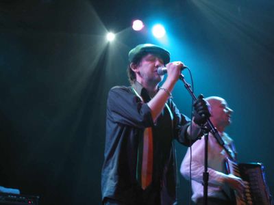 Shane MacGowan bei einem Konzertauftritt 2006