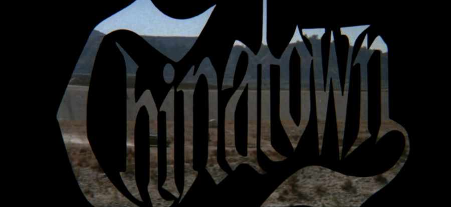 Geschwungener Schriftzug „Chinatown“, auf schwarzem Hintergrund, durch die Buchstaben schauen wir auf den Film, eine amerikanische Wüstenlandschaft mit einer Autostraße sind zu erkennen.