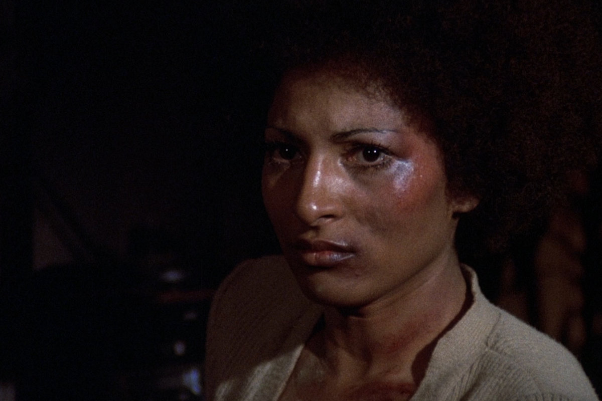 Pam Grier als leicht verprügelte Coffy.
