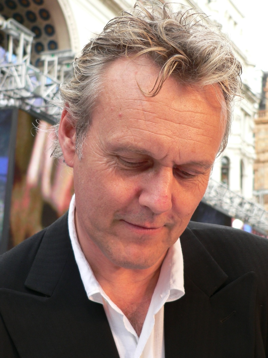 Anthony Steward Head in einer Portraitaufnahme, bei der er nicht in die Kamera schaut.