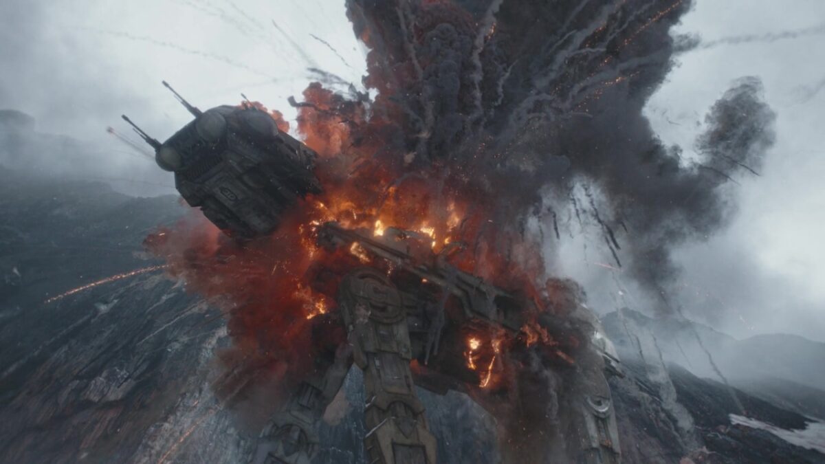 Filmstill aus „The Mandalorian and Grogu“: explodierender AT-AT-Walker aus der Froschperspektive.