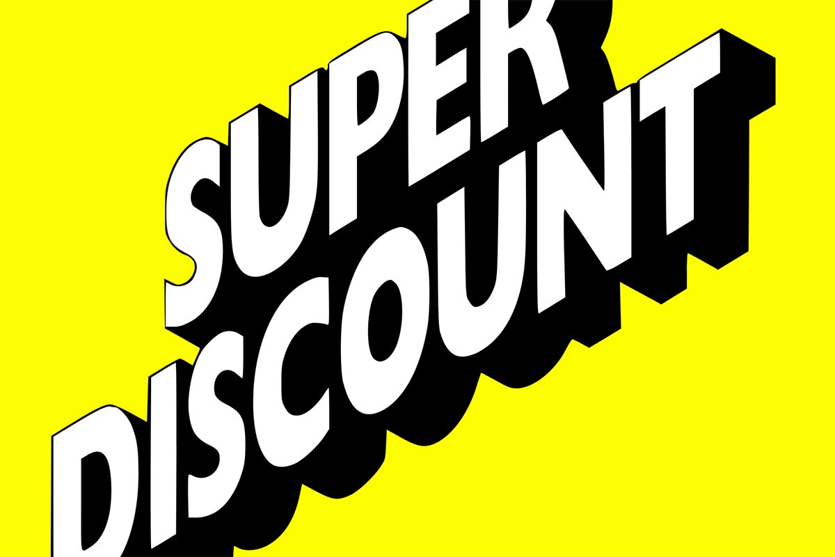Schriftzug „SUPERDISCOUNT in weißen Lettern mit schwarzen Schatten auf gelben Hintergrund