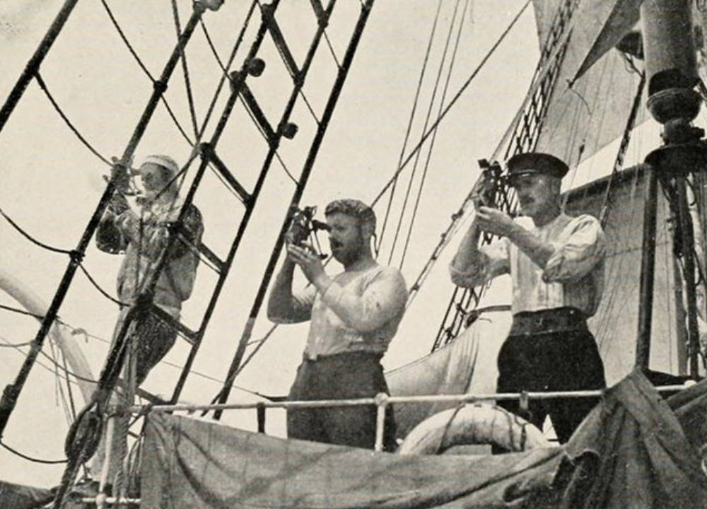 Drei Männer auf einem Segelschiff sehen durch je einen Sextanten.
