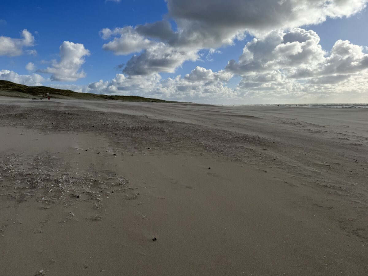 Strand bei Aargab im Sturm, Sand wird über den Boden gepustet wie in einer Wüste.
